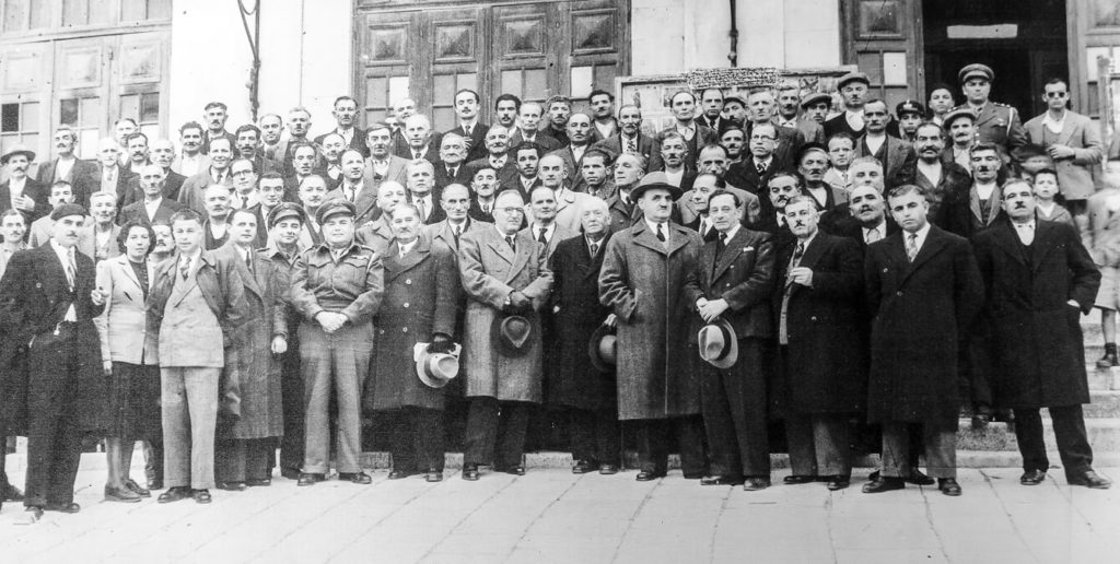 Η πρώτη πανελλαδική συνάντηση οινοπαραγωγών έξω από το Θέατρο Απόλλων στην Ερμούπολη της Σύρου το 1917